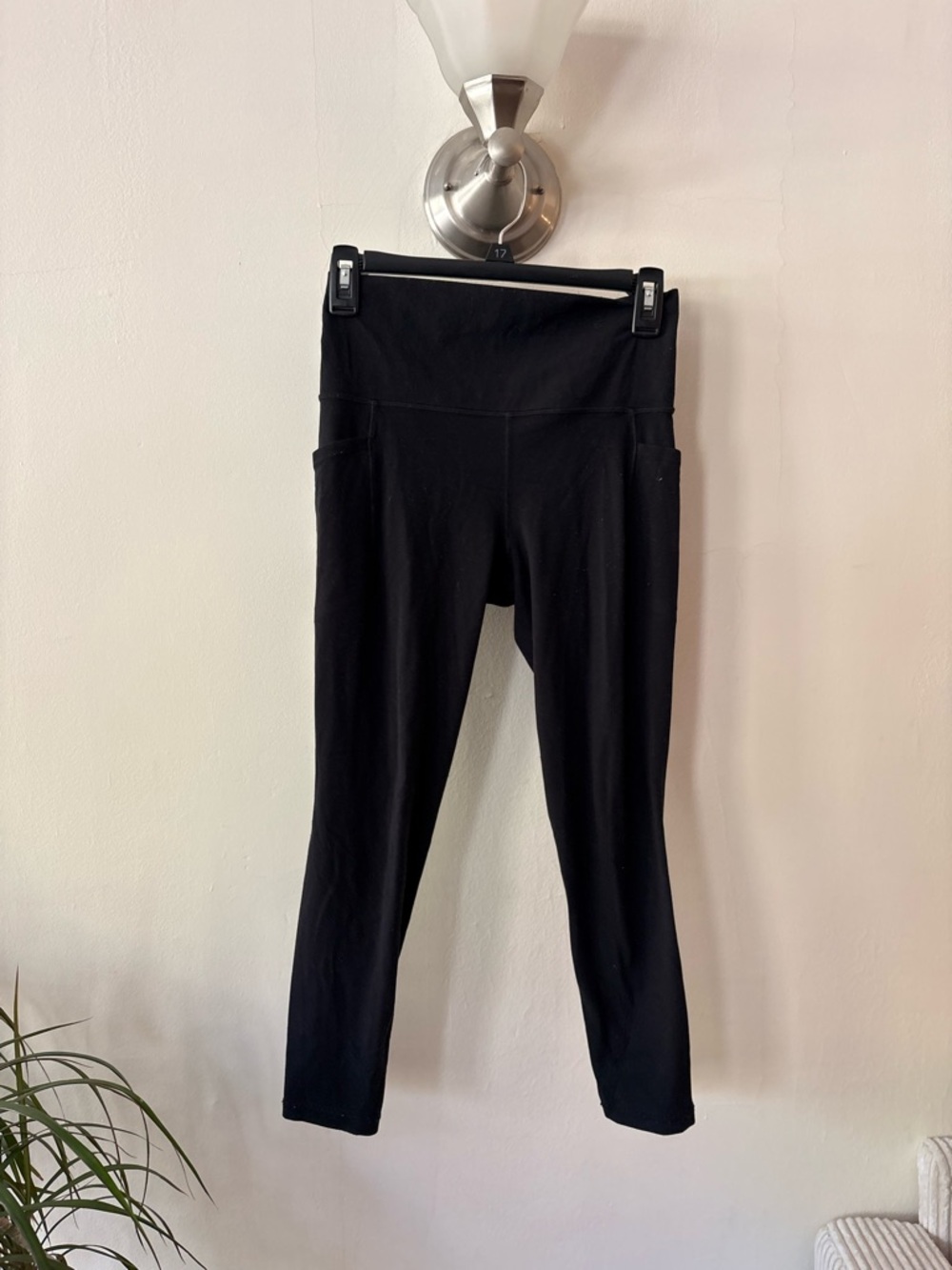 Athleta Black Salutation 7/8 Tight Leggings Size Small